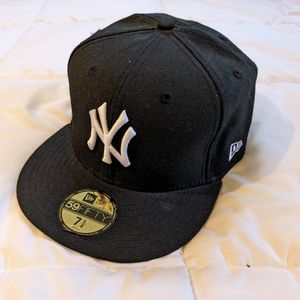 Black New York Yankees ball cap